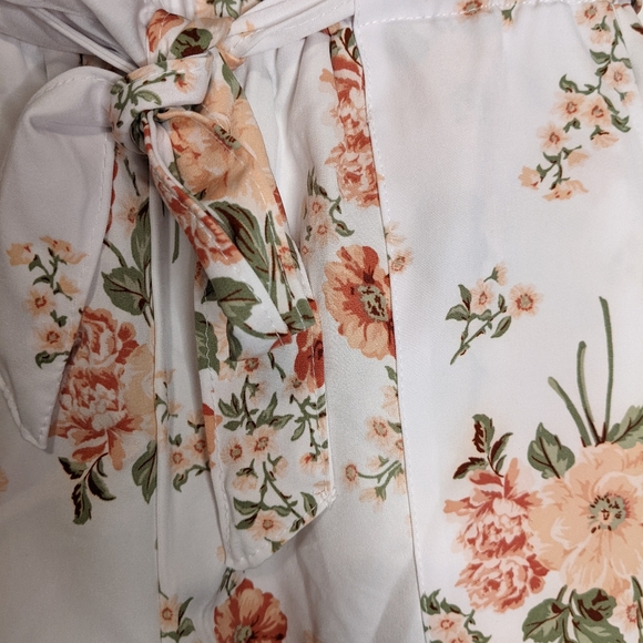 White flower shorts - Picture 2 of 2